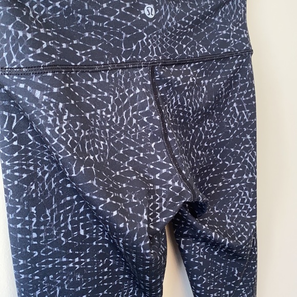 Lululemon Wunder Under Crop III - Picture 3 of 5